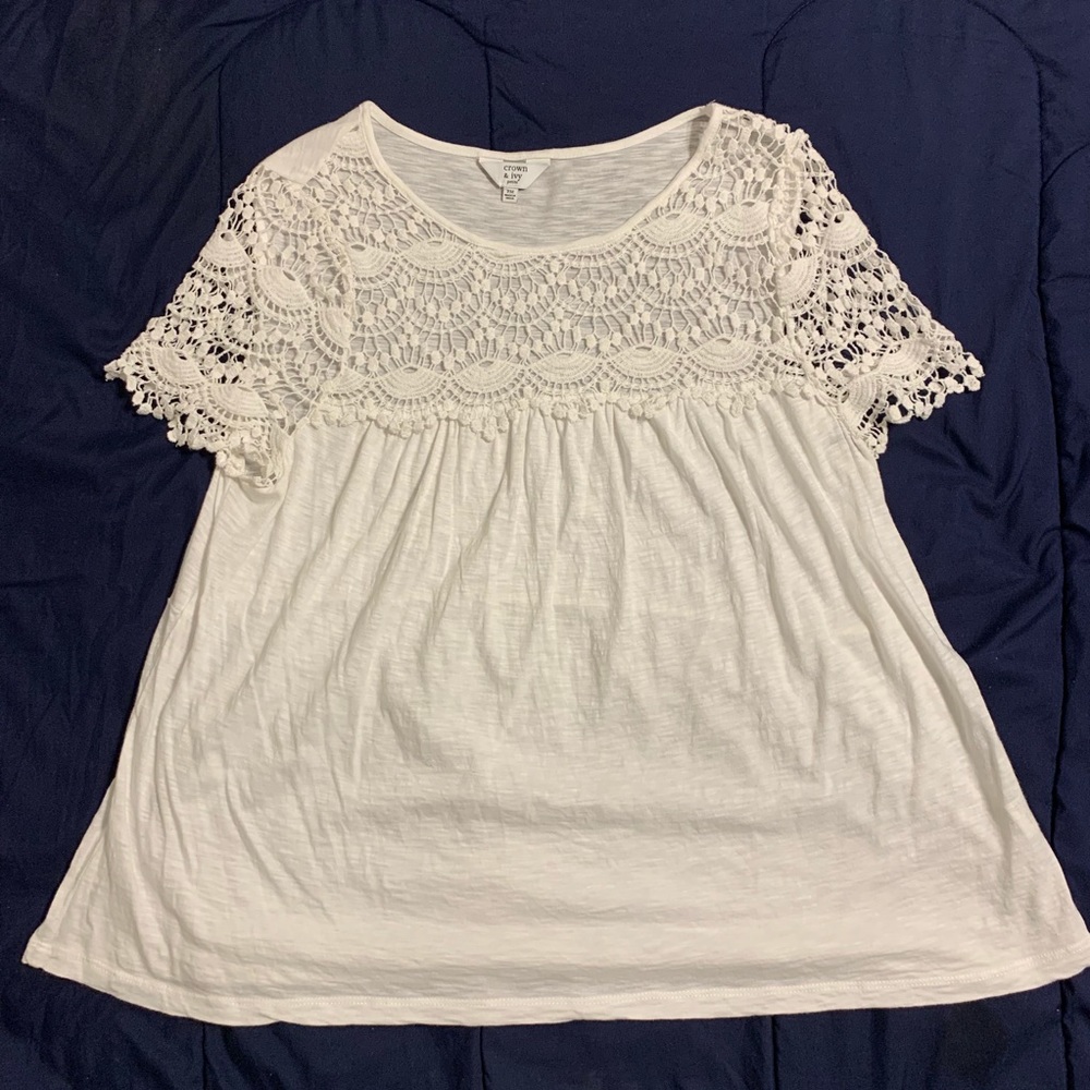 🔥🔥Beautiful White Crown & Ivy Shirt 🔥🔥